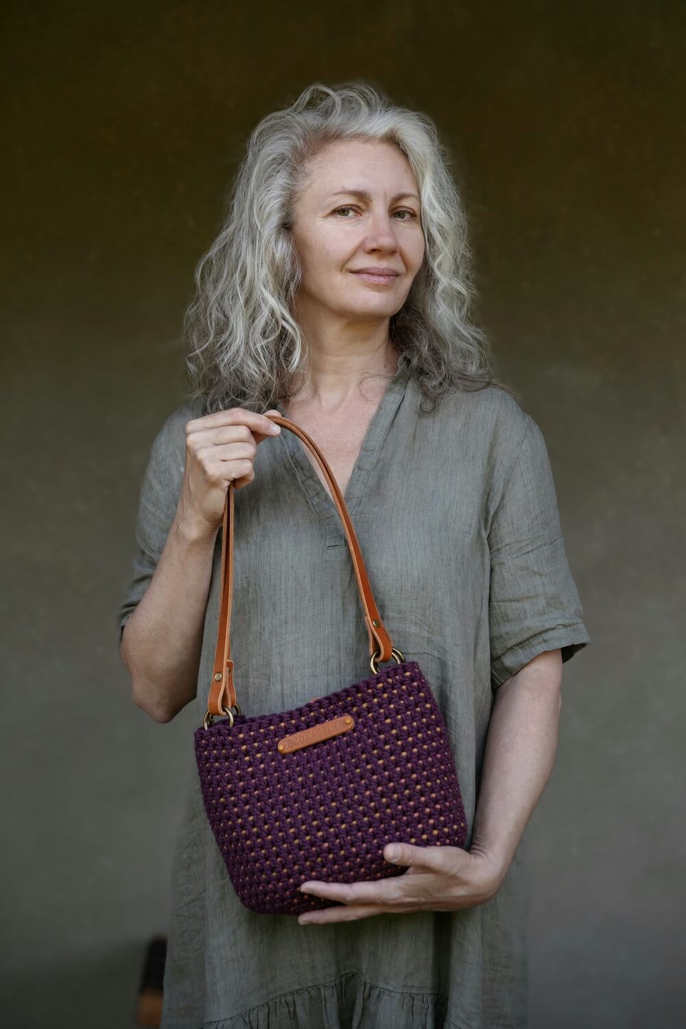 Ako sa kabelka pohybuje, jej vzhľad sa mení – bodky sa objavujú a miznú, a kabelka akoby dýchala.