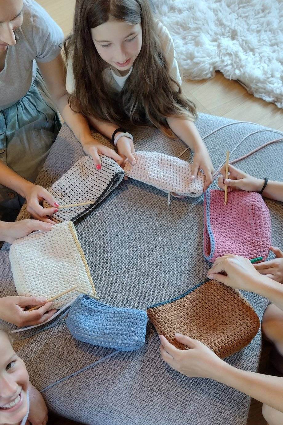 Workshop - tri mamky a tri dcéry si tvoria svoje bodkabelky