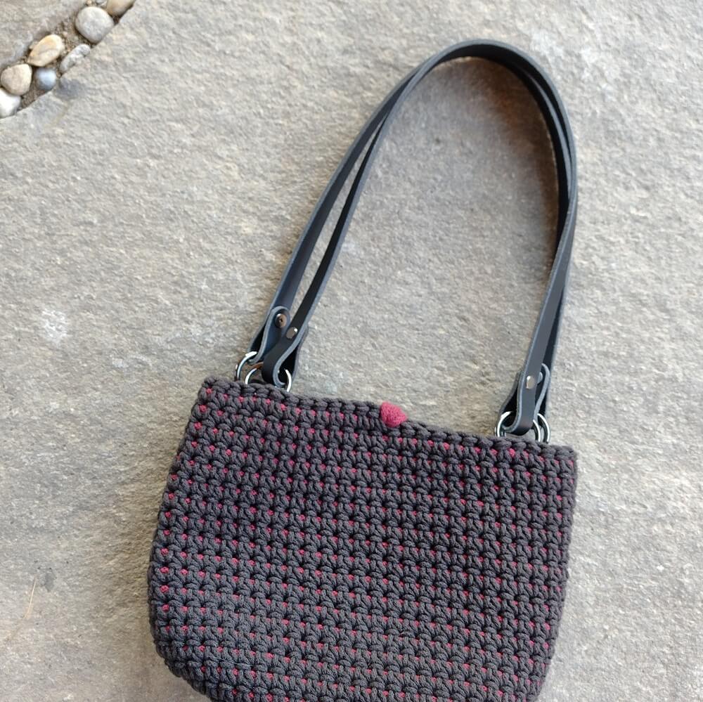 háčkovaná bodkabelka vo farbách espresso-červená s koženými uchami